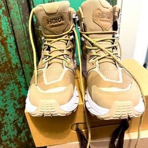 Hoka hiking boots size 7 .5
